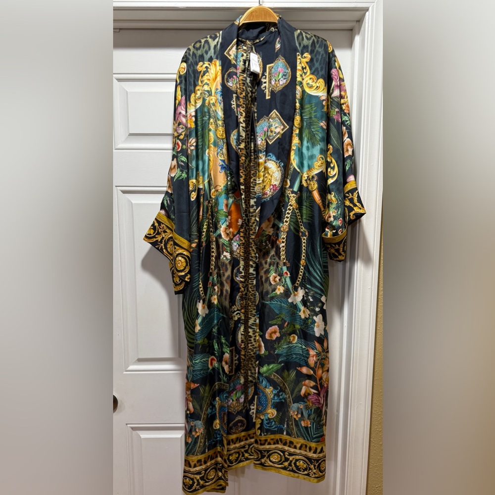 Camilla Long Line Reversible Robe
Fearless Felis - Picture 12 of 12